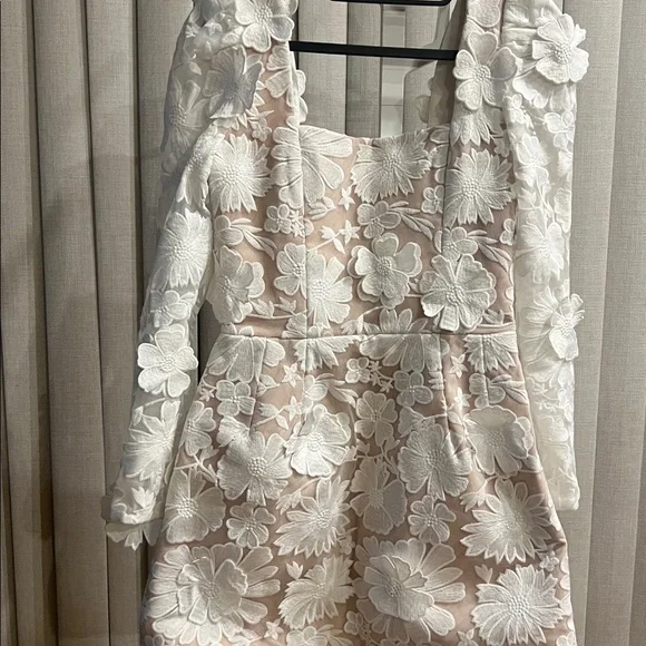 Elegant White Floral Backless Dress - Picture 3 of 9